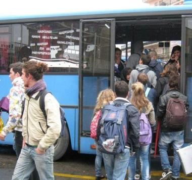 Sopra studenti in attesa del bus per tornare a casa, accanto la sede dellIsis Foresi a Portoferraio      