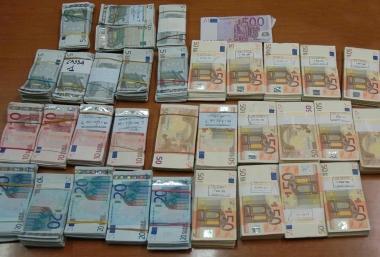 I soldi sequestrati dalla polizia nellappartamento di Empoli 