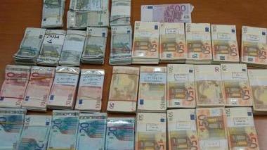 I soldi sequestrati dalla polizia nell’appartamento di Empoli