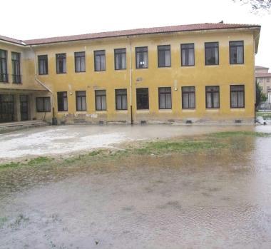 Lenorme pozzanghera che cera ieri mattina alle elementari Collodi a Porta a Lucca   