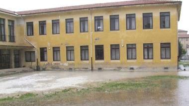L’enorme pozzanghera che c’era ieri mattina alle elementari Collodi a Porta a Lucca
