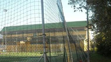 I piloni piegati del campetto di calcio