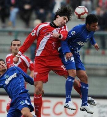 <b>PRONTO AL RIENTRO</b> Massimo Melucci salta di testa  <b>AMARANTO</b> Lattaccante del Cittadella Federico Piovaccari 