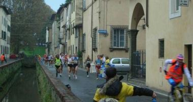 La maratona in via del Fosso  