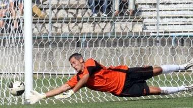 Il portiere Gazzoli in azione e a lato Cori