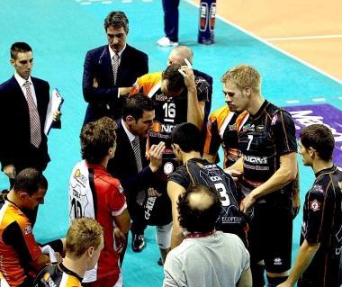 Un timeout dei biancorossi con Blengini che d&agrave; istruzioni ai suoi 