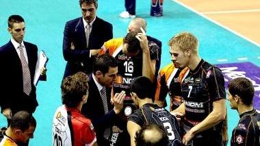 Un timeout dei biancorossi con Blengini che dà istruzioni ai suoi