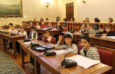 Un momento della riunione del consiglio dei ragazzi: i bambini illustrano le loro proposte 