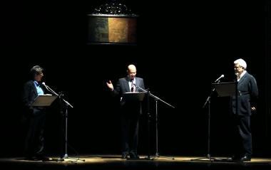 Alessandro Benvenuti e accanto un momento dello spettacolo 