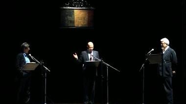 Alessandro Benvenuti e accanto un momento dello spettacolo