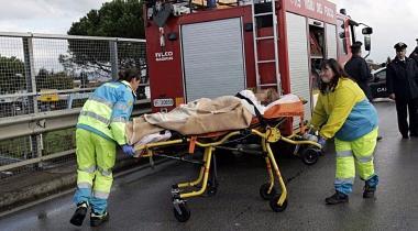 A sinistra la donna sulla lettiga mentre viene portata nellambulanza 