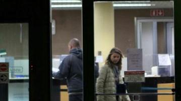 Personale all’interno della banca e la filiale rapinata dai due banditi