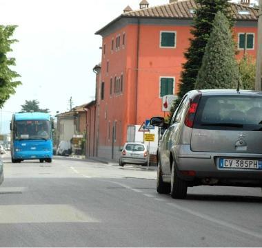 Via Fiorentina a Bottegone A destra, lincontro del sindaco in parrocchia. A fianco, la visita alla lottizzazione della Giusti spa 