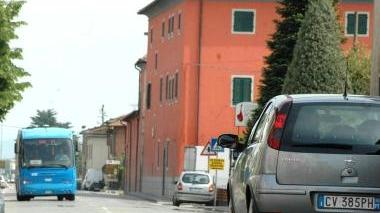 Via Fiorentina a Bottegone A destra, l’incontro del sindaco in parrocchia. A fianco, la visita alla lottizzazione della Giusti spa