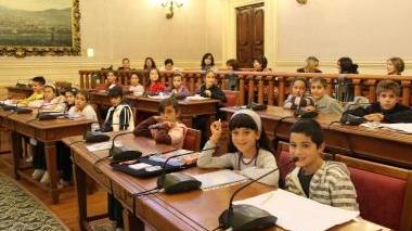 Un momento della riunione del consiglio dei ragazzi: i bambini illustrano le loro proposte