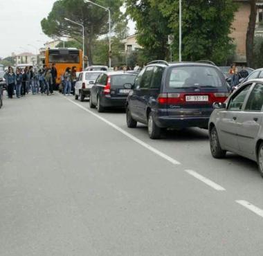 Traffico in tilt in via Sanzio 
