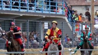 Due immagini del Palio dei Micci di Querceta