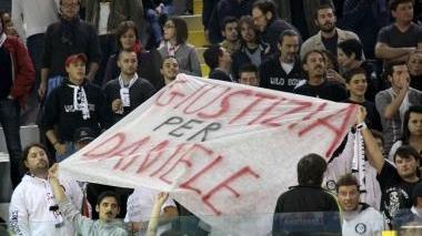 <b>VIETATO.</b> Lo striscione fatto togliere prima dell’inizio
