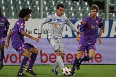 Lazzari tra due giocatori viola e a destra luscita dal campo di Levan 