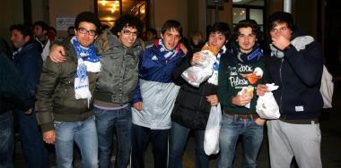 Un gruppo di tifosi azzurri alla stazione di Empoli 