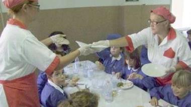 Bambini nella mensa di una scuola per l’infanzia