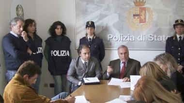 La conferenza stampa sull’“Operazione Ersilia” tenuta in questura e forze dell’ordine in un precedente intervento al campo rom di Coltano