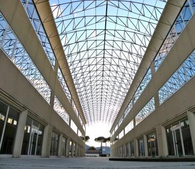 Lelegante complesso sulla via Fiorentina in cui troveranno posto i tredici nuovi negozi             