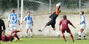 Un momento della parata di Giorgerini, portiere del Calidario 