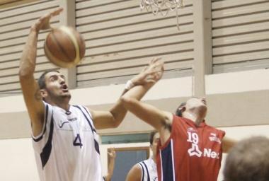 <b>BATTAGLIA.</b> Un duello sotto canestro nel derby di serie D tra Nec Don Bosco e Meloria Basket   
