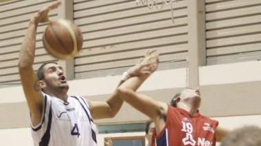 <b>BATTAGLIA.</b> Un duello sotto canestro nel derby di serie D tra Nec Don Bosco e Meloria Basket