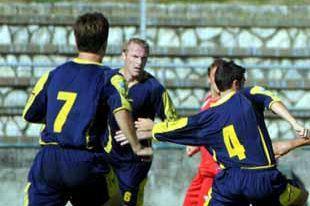 Conti (con il numero 4) in azione e, a destra la curva Nord 