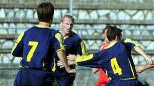 Conti (con il numero 4) in azione e, a destra la curva Nord