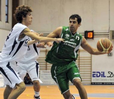 Bartoli (Gardenhouse) in azione e a destra Zanassi (Guidi) con la palla          