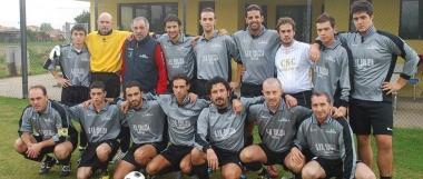 <b>AMATORI UISP. </b>Da sinistra larbitro Andreozzi, Marazzato (Panificio Del Punta Coltano) e Nepi (Porta Nuova); sotto, la formazione dellUliveto   