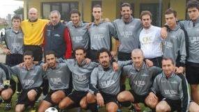 <b>AMATORI UISP. </b>Da sinistra l’arbitro Andreozzi, Marazzato (Panificio Del Punta Coltano) e Nepi (Porta Nuova); sotto, la formazione dell’Uliveto