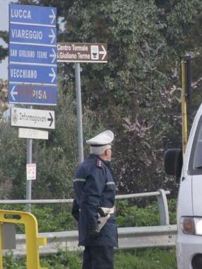 Un vigile urbano impegnato in un servizio sulla via del Brennero          