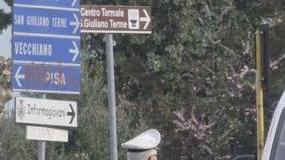 Un vigile urbano impegnato in un servizio sulla via del Brennero
