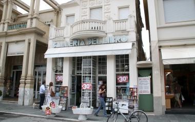Accanto lingresso della Galleria del libro Sotto, linterno della Libreria Mondadori 