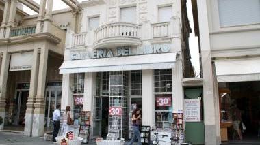 Accanto l’ingresso della Galleria del libro Sotto, l’interno della Libreria Mondadori