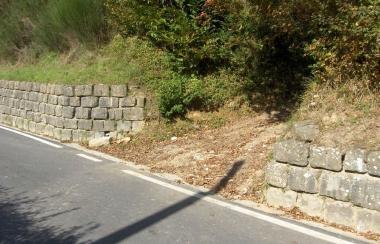 Il passo carrabile incriminato: lo stradello si affaccia sulla 325 nel tratto che va da Montepiano a Mangoni 