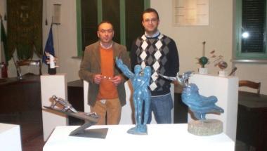 Il consigliere Roberto Marzini e lassessore Dario Bellofatto con le opere selezionate degli studenti che hanno partecipato al concorso di idee   