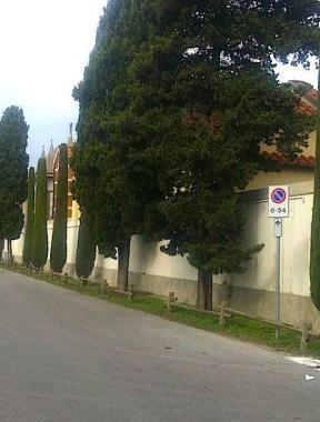 Il muro del cimitero che sar&agrave; decorato con le vetrate di Vanalesta 