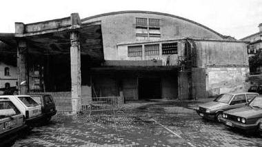 Il parcheggio sul retro del mercato coperto