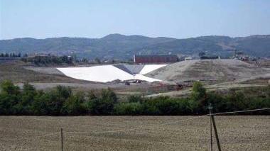 Il fronte di coltivazione della discarica di Scapigliato