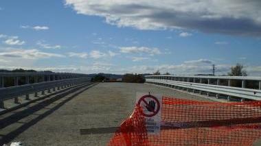 La stradina che porta al raccordo tra la provinciale e il nuovo ponte, sopra l’imbocco del ponte stesso