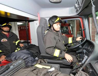 Il caposquadra Marco Cappelli e i pompieri su un mezzo in partenza per un intervento