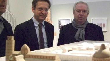 Da sinistra il sindaco e Chipperfield e il disegno dei lungarni immaginati dall’architetto