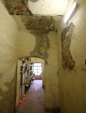 Mura sgretolate al cimitero: un problema irrisolto da anni 