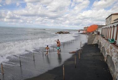Il tratto di spiaggia divorato dal mare davanti ai bagni Aurora 