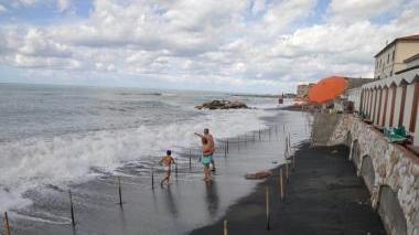 Il tratto di spiaggia divorato dal mare davanti ai bagni Aurora